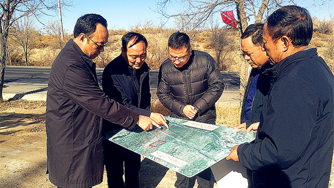 201912051575545556125794.jpg 12.4楊總考察古浪縣八步沙林場_副本.jpg