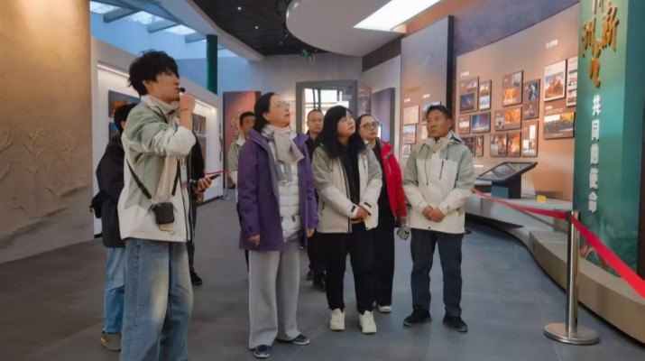 馬文玫總經(jīng)理一行赴額濟納胡楊林景區(qū)考察調研